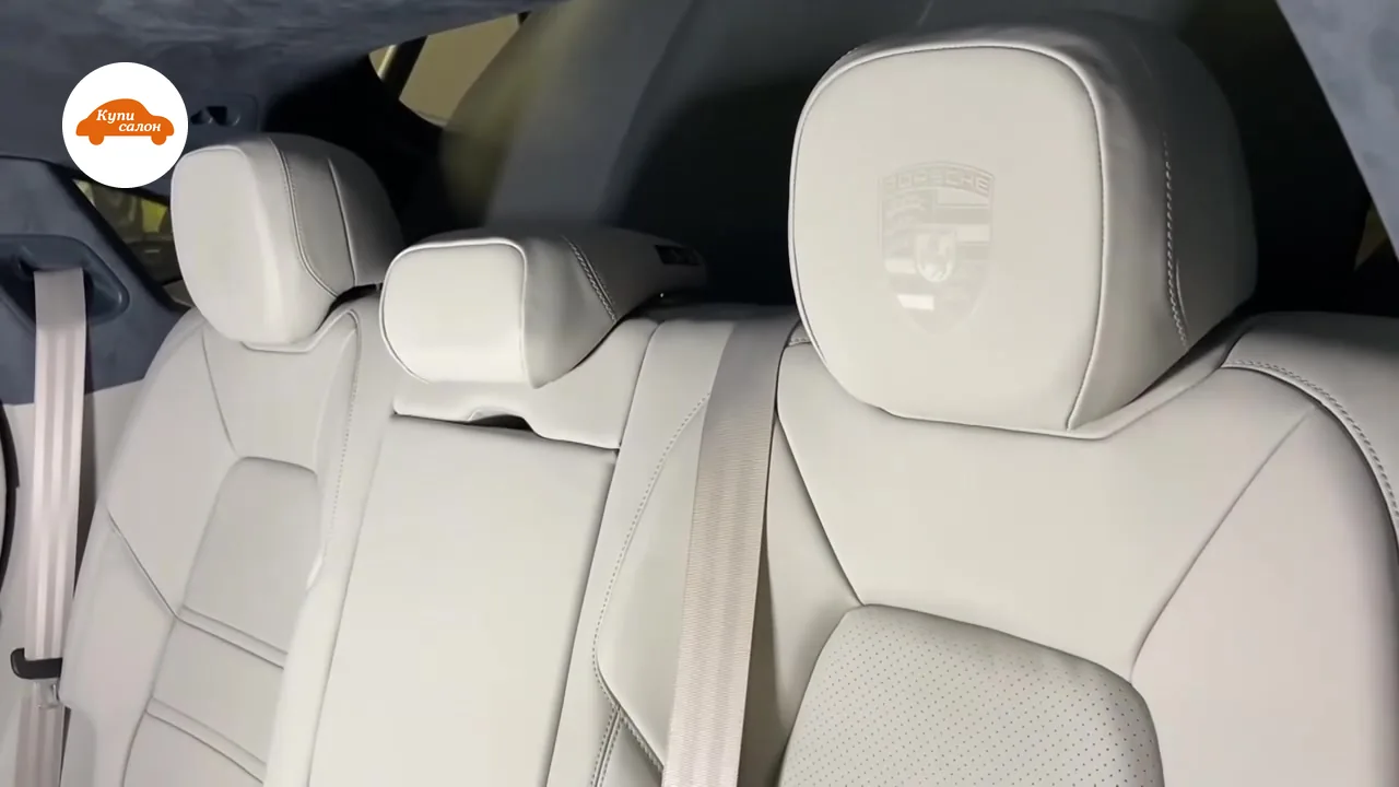 Porsche Cayenne Coupe после работы: задний ряд, герб Porsche на съёмном заднем подголовнике