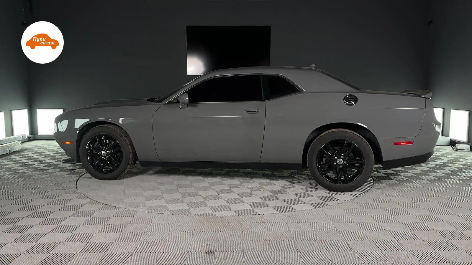 Серый Dodge Challenger, полная оклейка кузова защитной пленкой, тонировка стекол