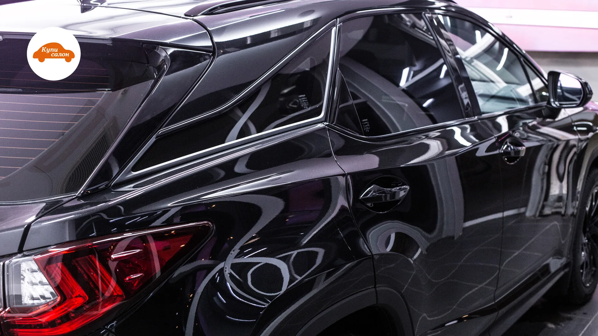 Тонировка заднего остекления Lexus RX — правая сторона сзади, крупный план остекления и кузова