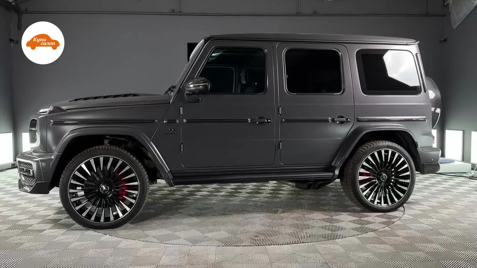 Mercedes-Benz G-Class, оклейка матовой пленкой, карбоновые вставки, черные диски с красными суппортами