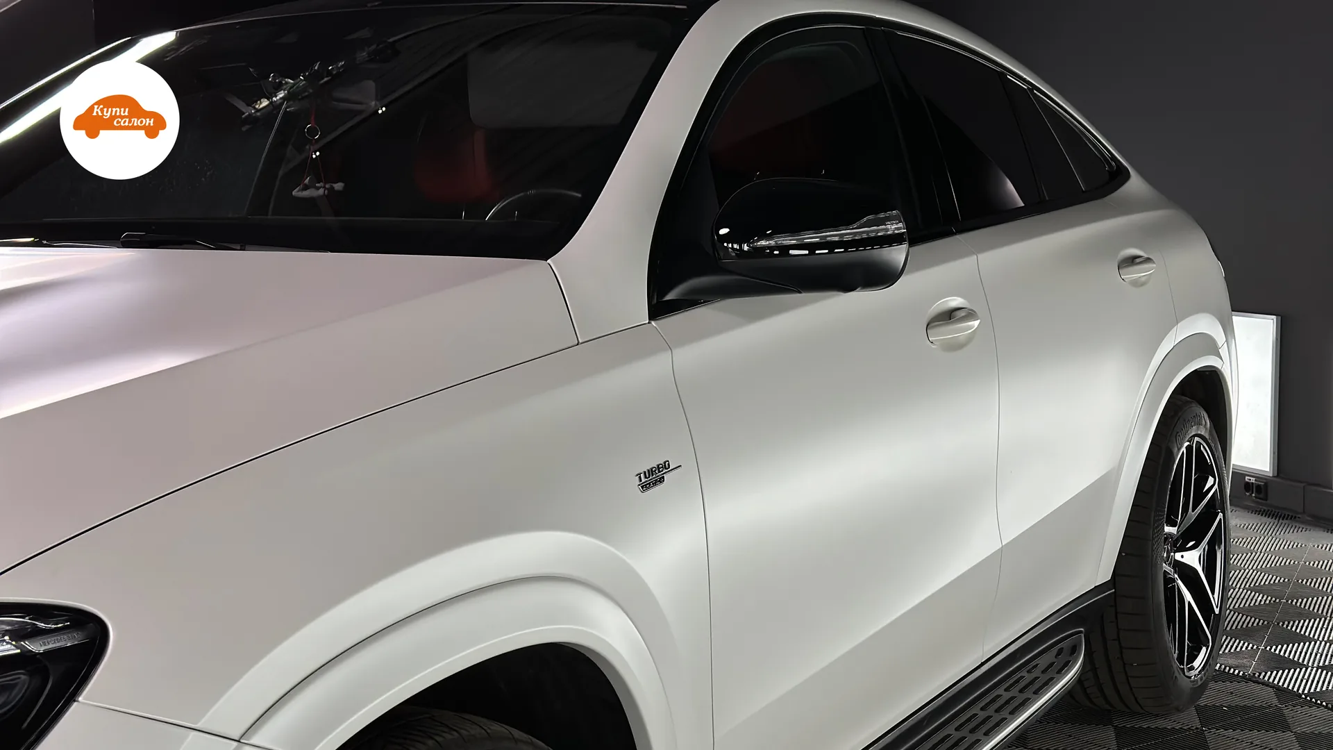 Белый матовый Mercedes-Benz GLE Coupe, оклеенный защитной полиуретановой пленкой, вид сбоку