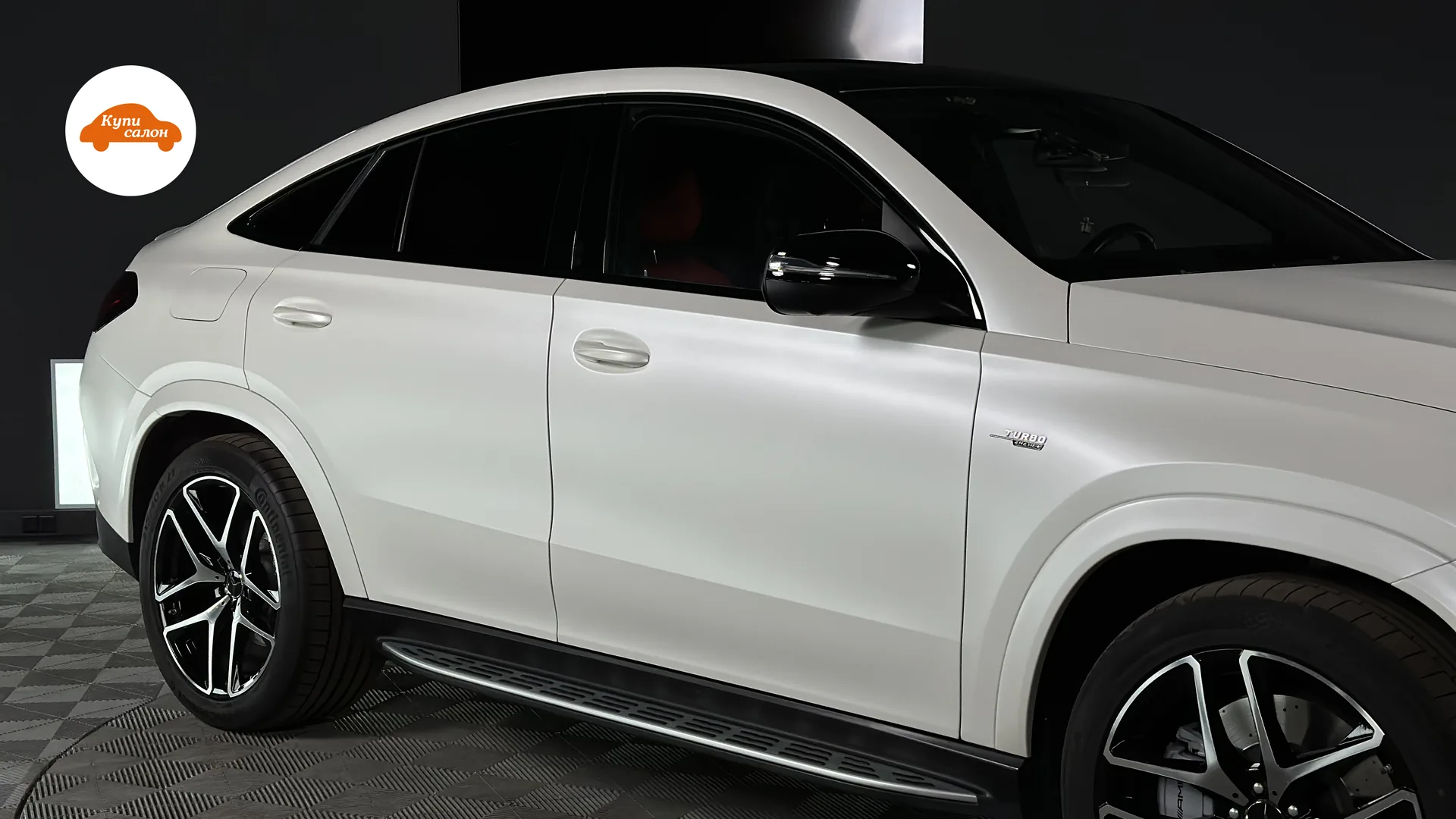 Белый Mercedes-Benz GLE Coupe в матовой защитной пленке PPF, вид сбоку, диски AMG