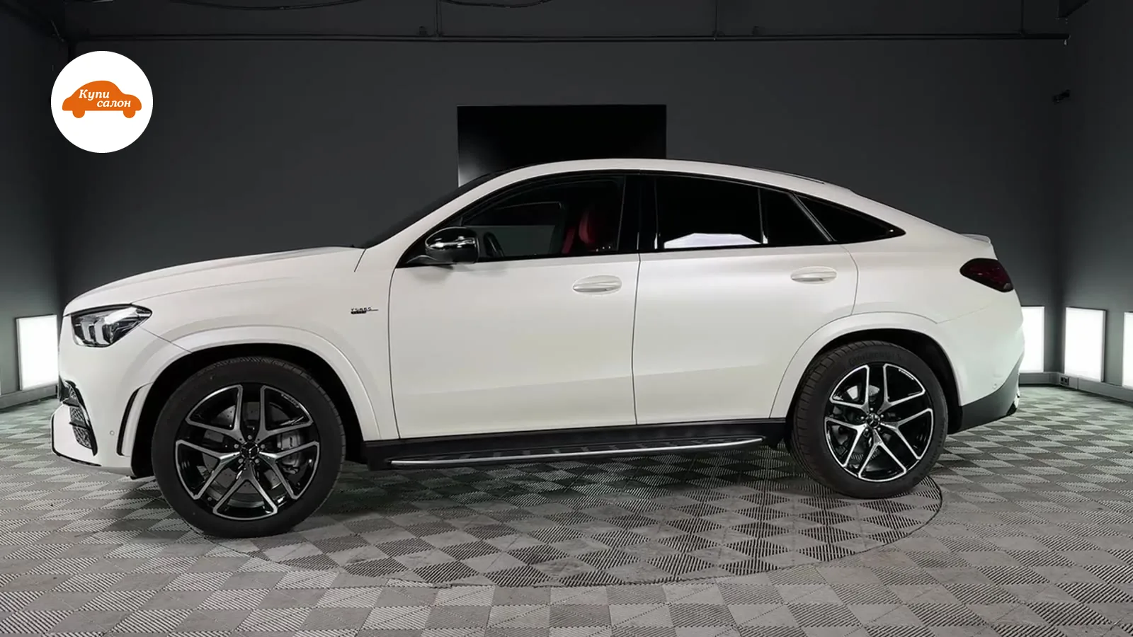 Белый Mercedes-Benz GLE Coupe, вид сбоку, в тюнинг-ателье