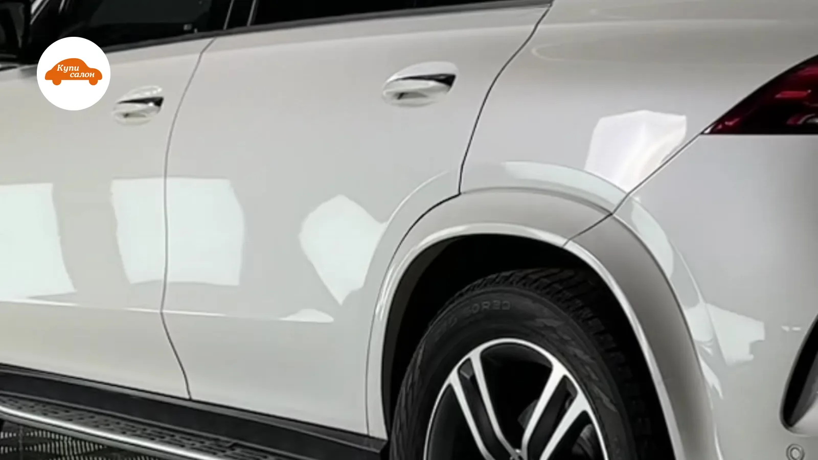 Белый кроссовер Mercedes-Benz GLE, вид сзади сбоку, рейлинги на крыше, подножки