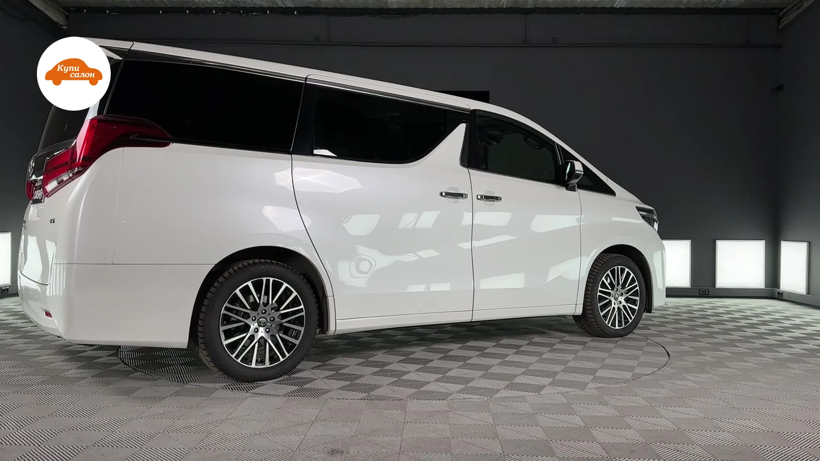 Белый минивэн Toyota Alphard, тонировка стекол