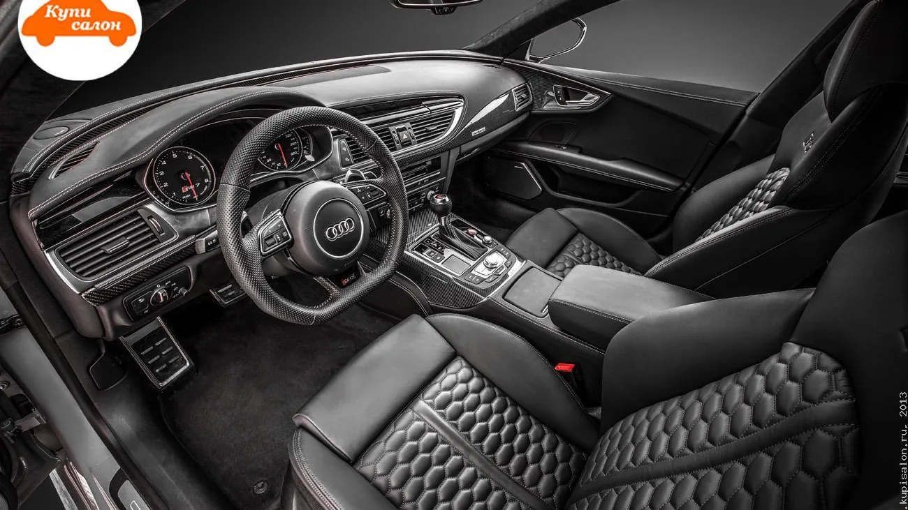 Интерьер Audi с перетяжкой сидений черной кожей с сотовой перфорацией, карбоновыми вставками и перетяжкой руля.