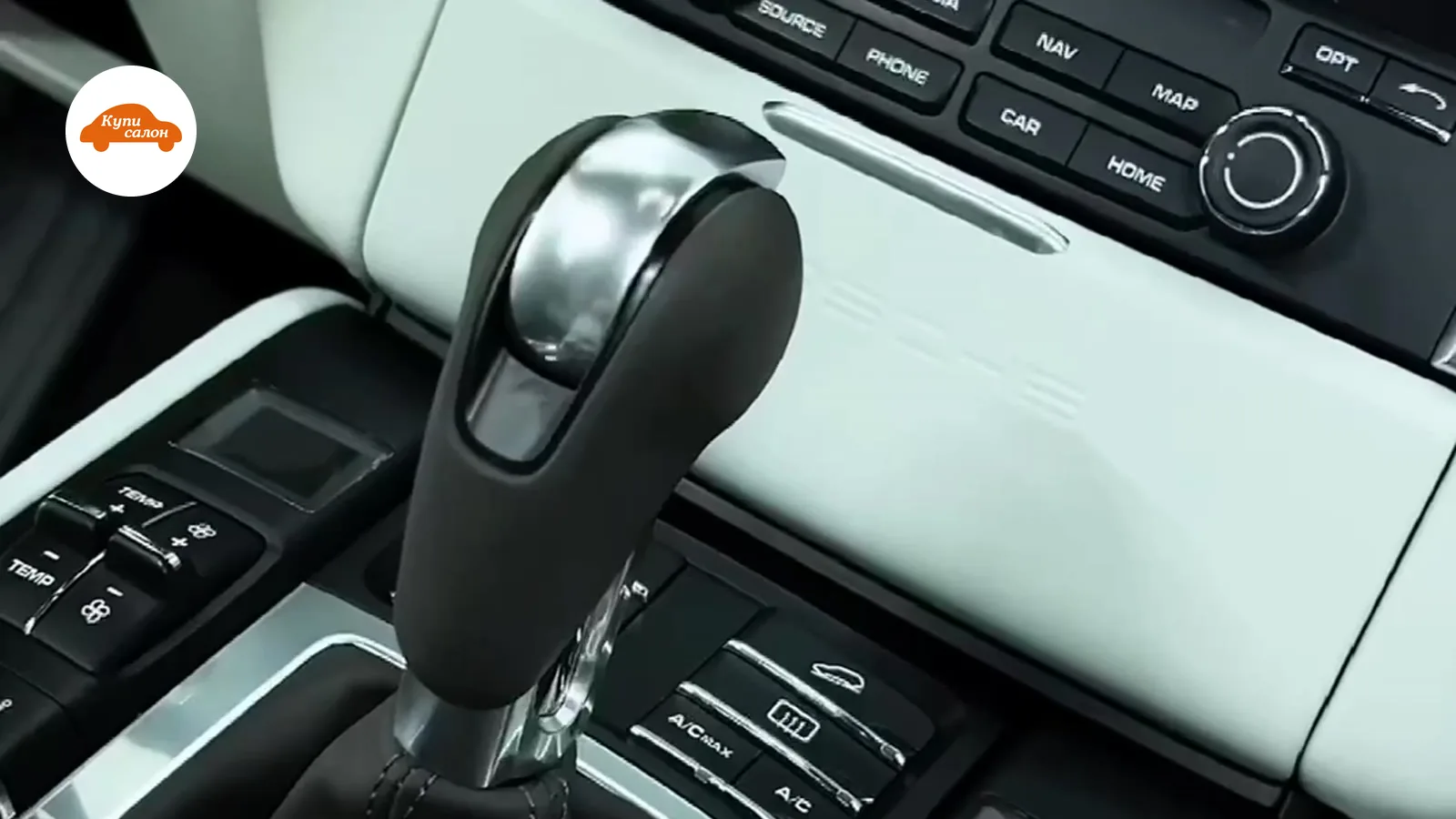 Интерьер Porsche с перетянутой центральной консолью в белой коже, ручкой КПП и карбоновыми вставками.
