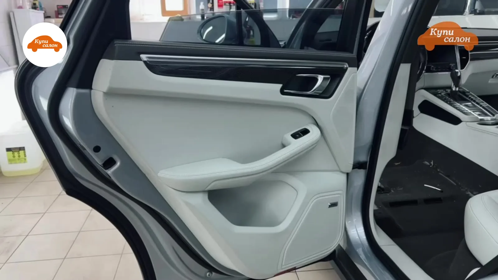 Перетяжка дверной карты и элементов салона автомобиля в светлую кожу, детейлинг салона