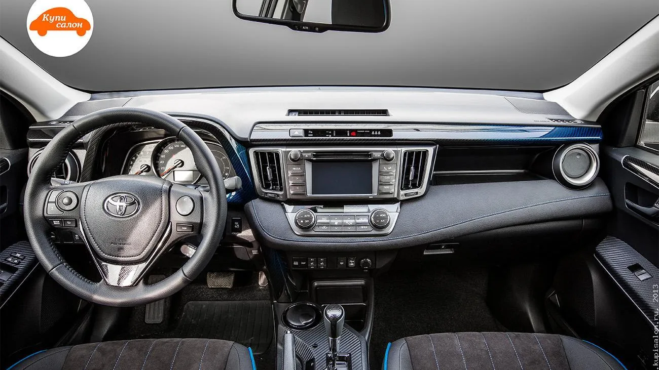 Перетяжка салона Toyota RAV4: черная кожа/алькантара с синей строчкой, вставки под карбон