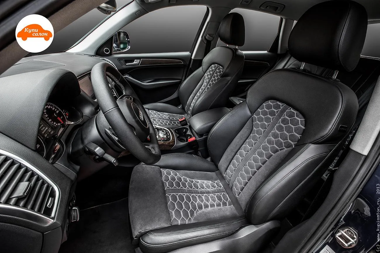 Передние кресла Audi Q5 первого поколения после перетяжки: чёрная кожа по краям, тёмная середина с простёжкой сотами