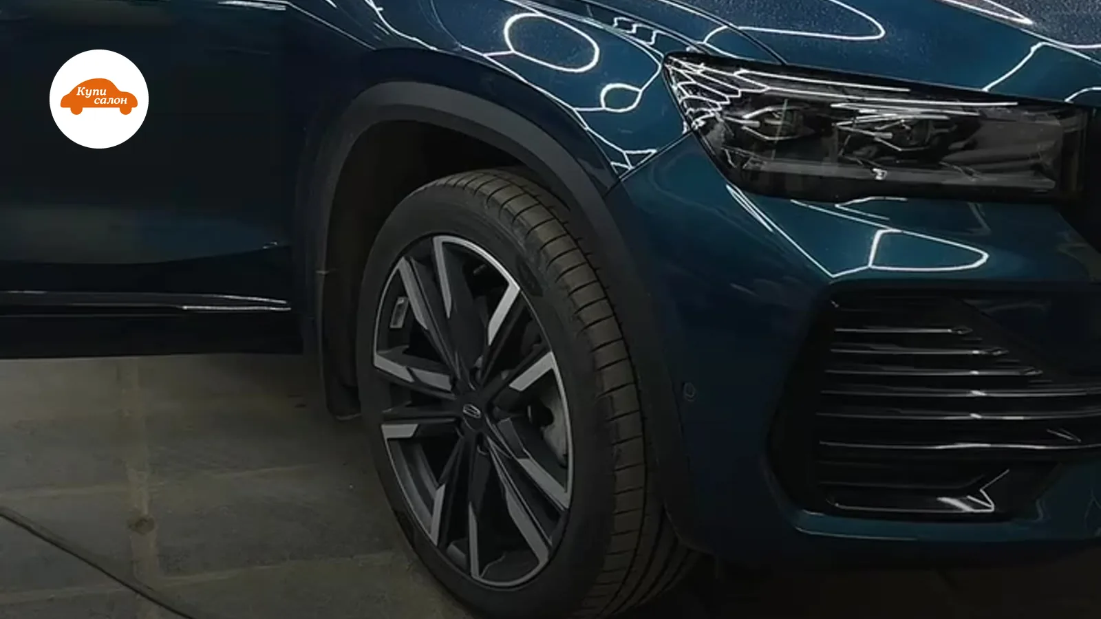 Geely Monjaro, вид спереди-сбоку, темно-синий цвет, в автоателье КупиСалон, с текстом об улучшении вентиляции сидений.