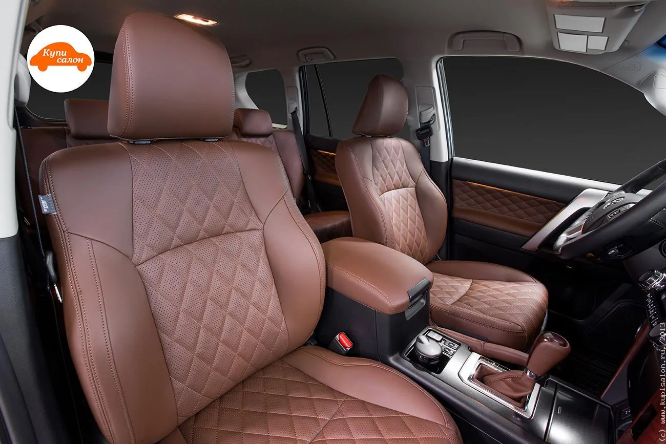 Передние кресла Toyota Land Cruiser Prado более раннего выпуска после перетяжки: коричневая кожа, середина подушки и спинки с ромбовидной строчкой и перфорацией
