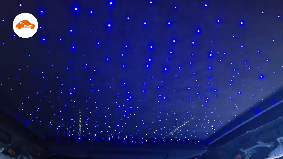 Фрагмент видео: звёздное небо в шторке Zeekr 9X, по синей россыпи звёзд пролетают белые падающие звёзды