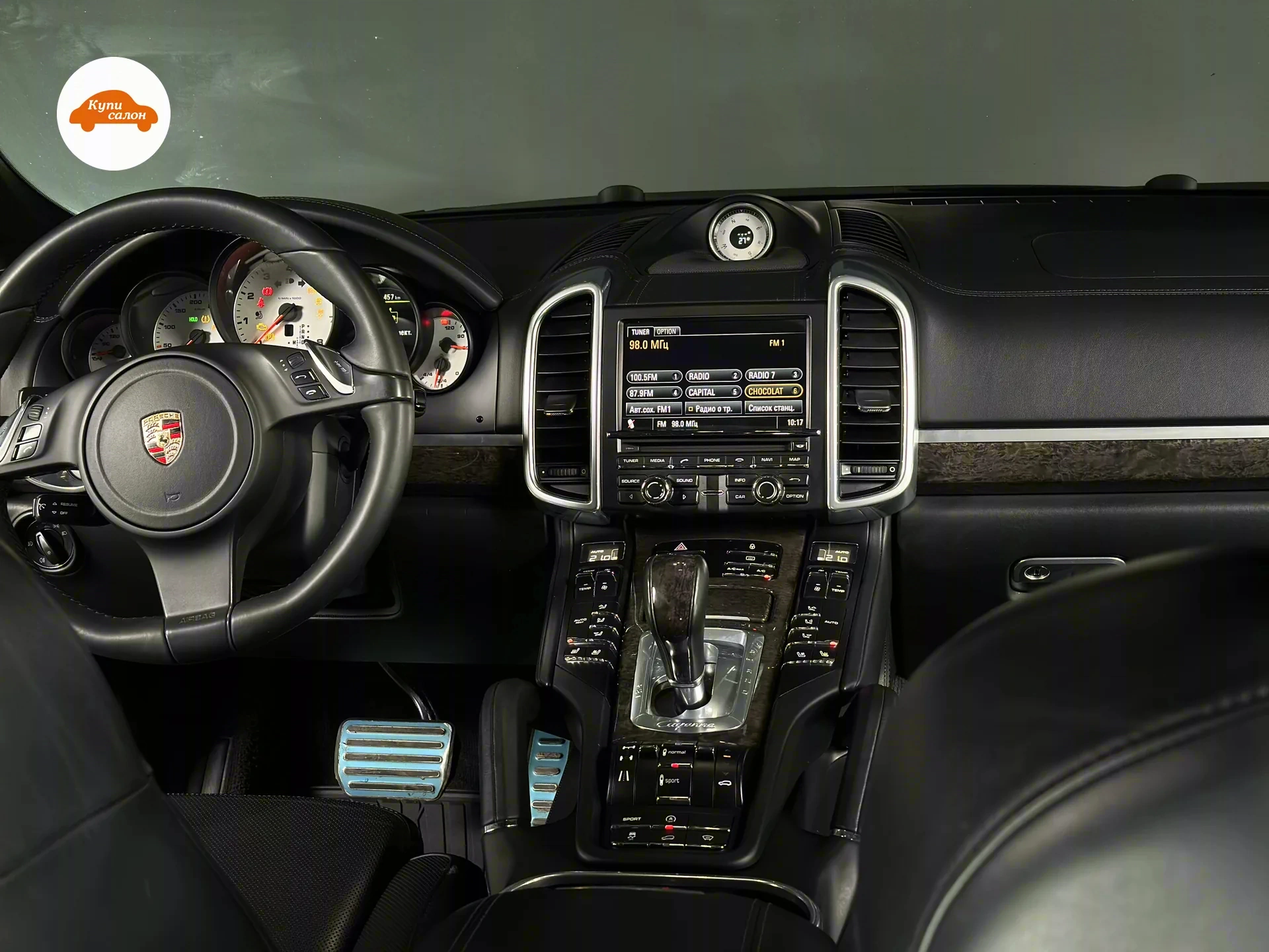 Porsche Cayenne — Интерьер Porsche Cayenne: перетянутые руль, торпеда и центральная консоль, декоративные вставки из дерева