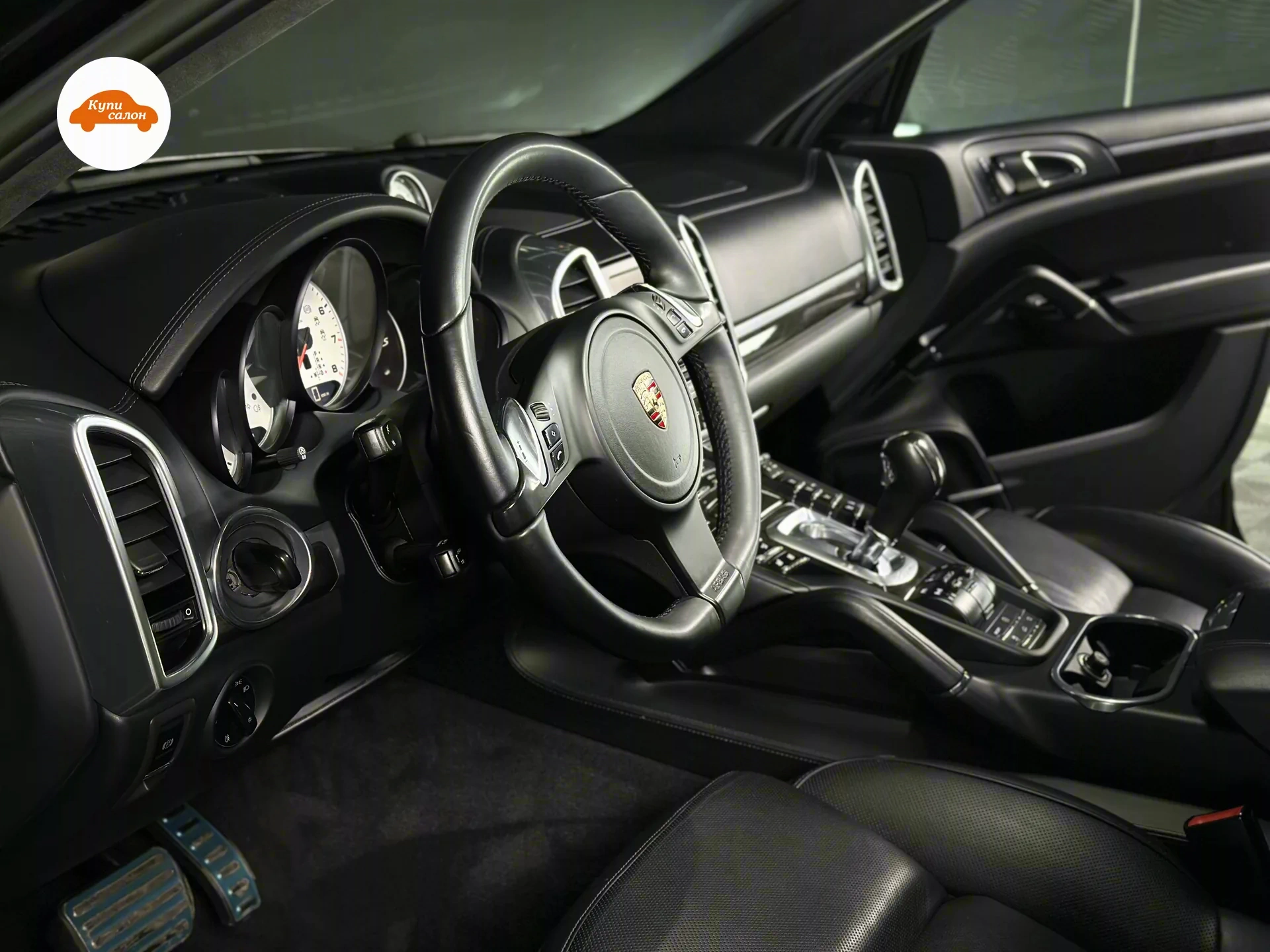 Porsche Cayenne — Салон Porsche Cayenne в чёрной коже и алькантаре с белой декоративной строчкой