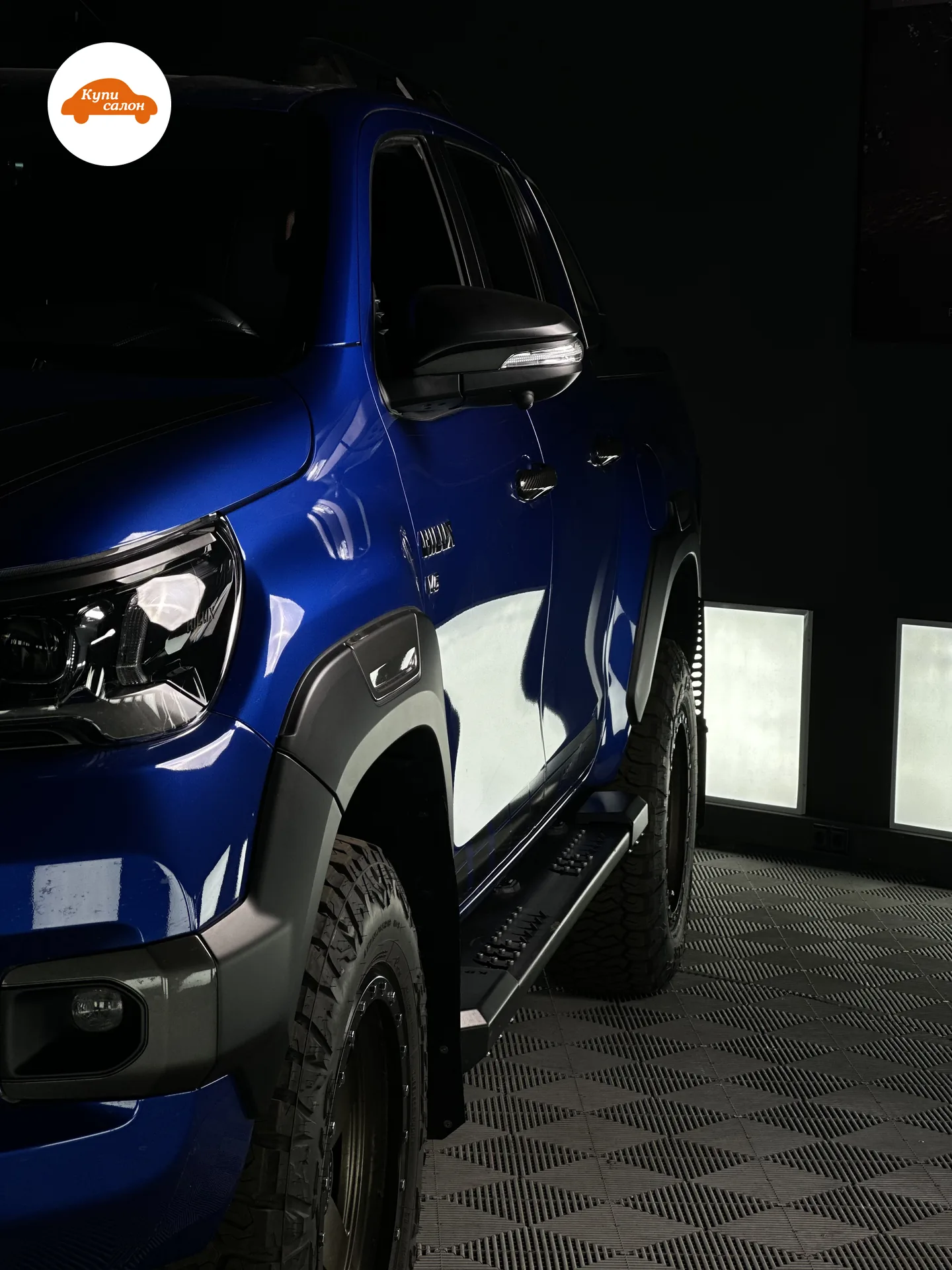 Toyota Hilux — Toyota Hilux три четверти спереди: глянцевая плёнка PPF по кузову, читаются рёбра капота и передних крыльев