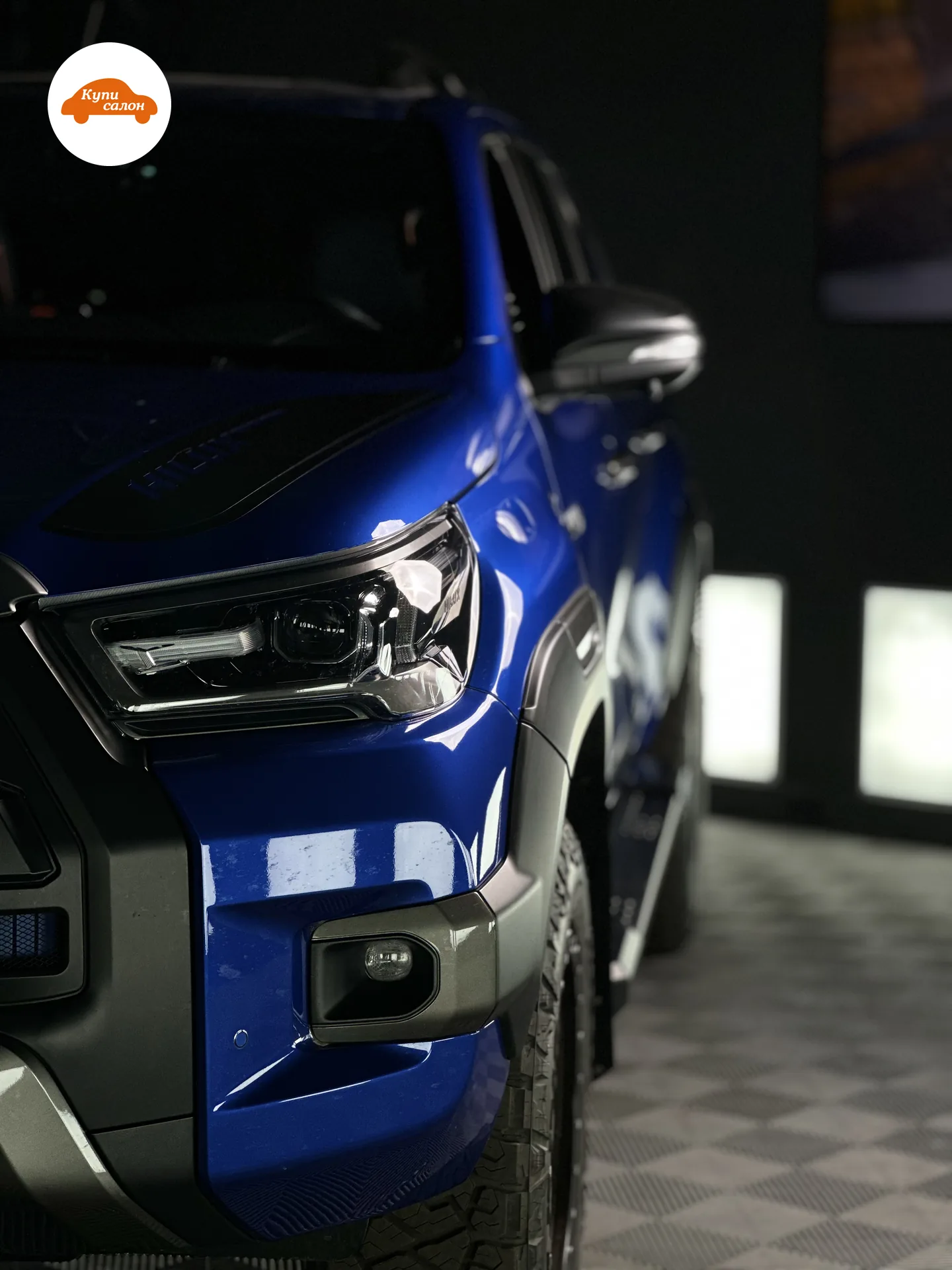 Toyota Hilux — Передняя часть Toyota Hilux крупно: полиуретановая плёнка на капоте, переднем крыле и рамке фары, чистая оптика