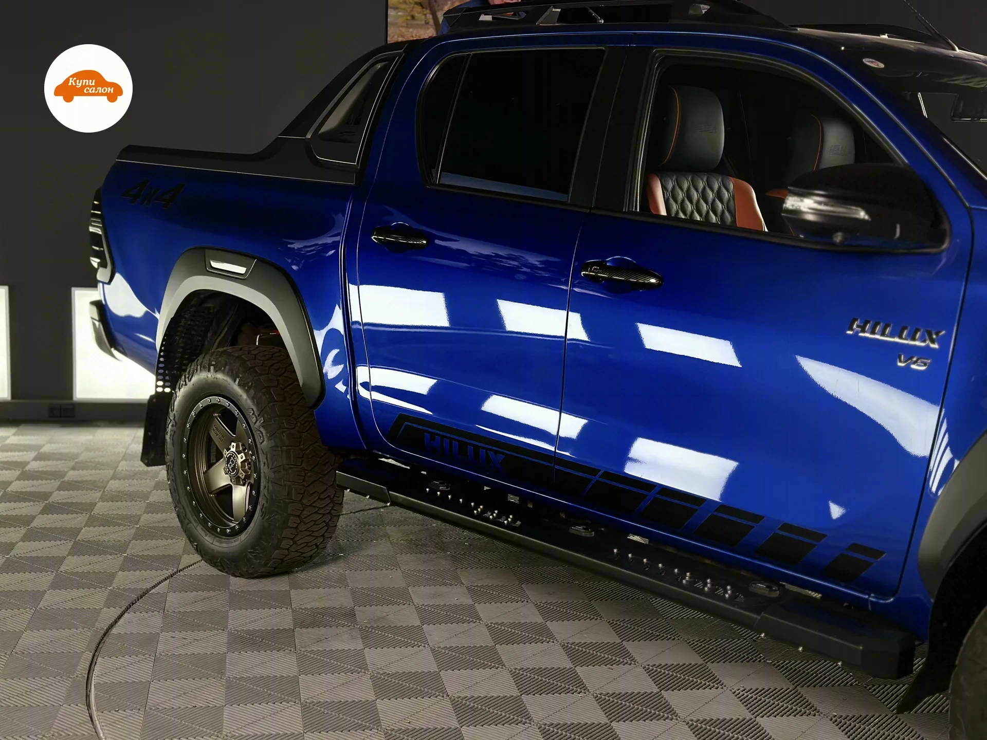 Toyota Hilux — Салон Toyota Hilux с новой обивкой кресел и подголовников с оранжевой строчкой — конфигурация владельца, наш наряд по машине — оклейка кузова плёнкой
