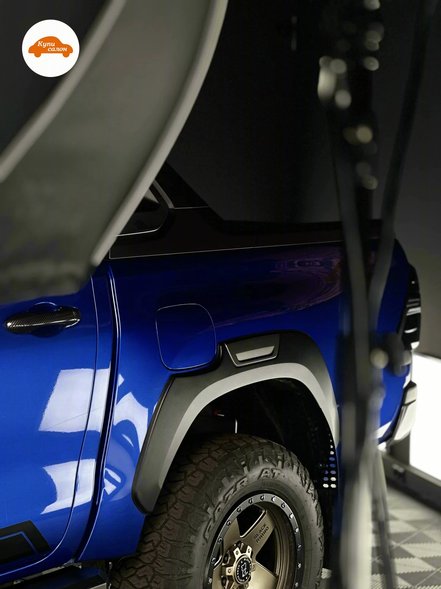 Toyota Hilux — Задняя четверть Toyota Hilux: карбоновая накладка на ручке двери владельца, внедорожные колёса, глянцевая защитная плёнка на кузове