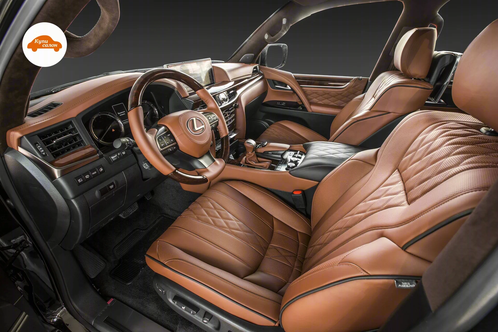 Lexus LX — Интерьер Lexus LX: сиденья и двери в коричневой коже, деревянные накладки, декоративная строчка, коричневая алькантара на потолке