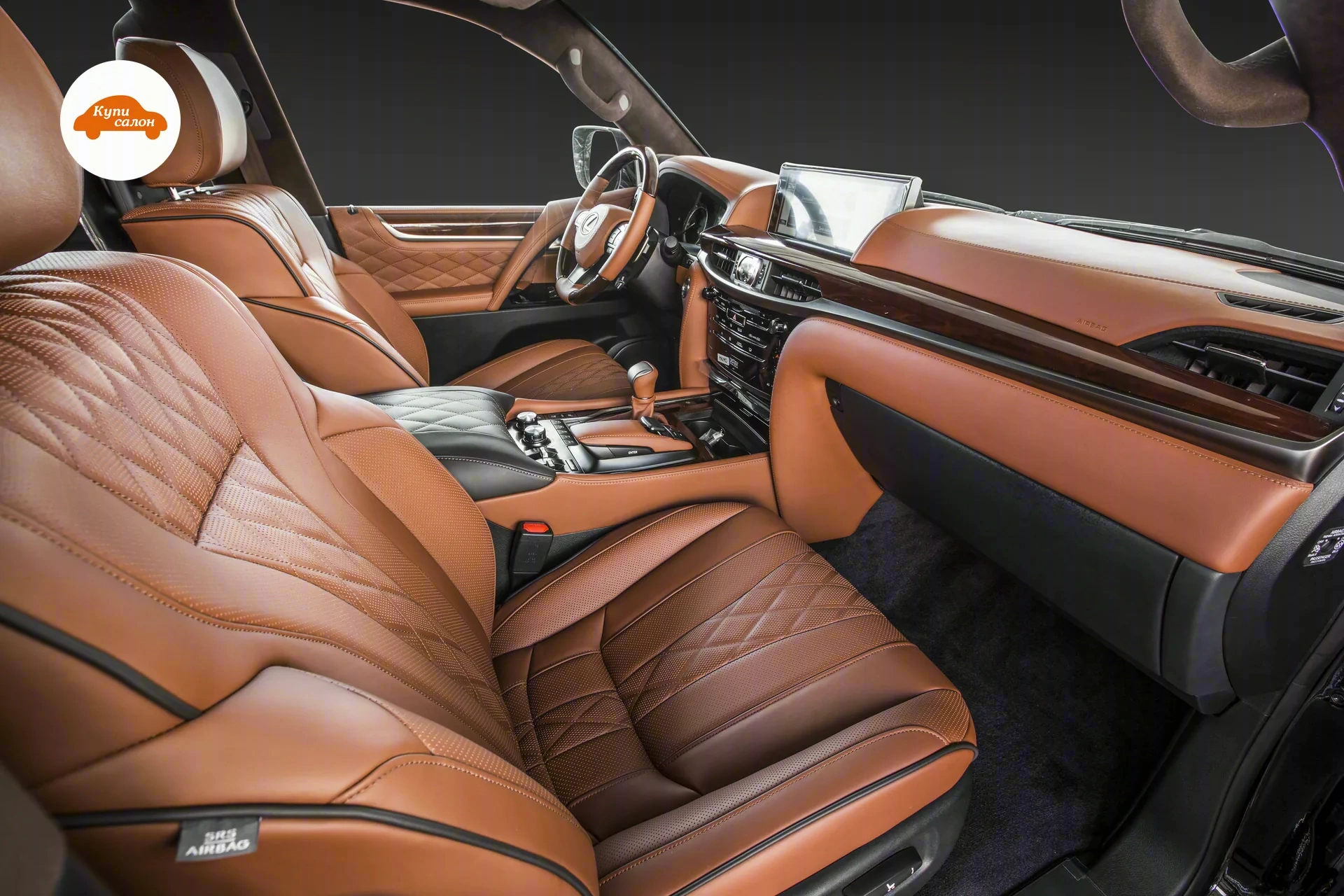Lexus LX — Дверная карта и сиденья Lexus LX: коричневая кожа с перфорацией и ромбовидной прострочкой, деревянная вставка на карте