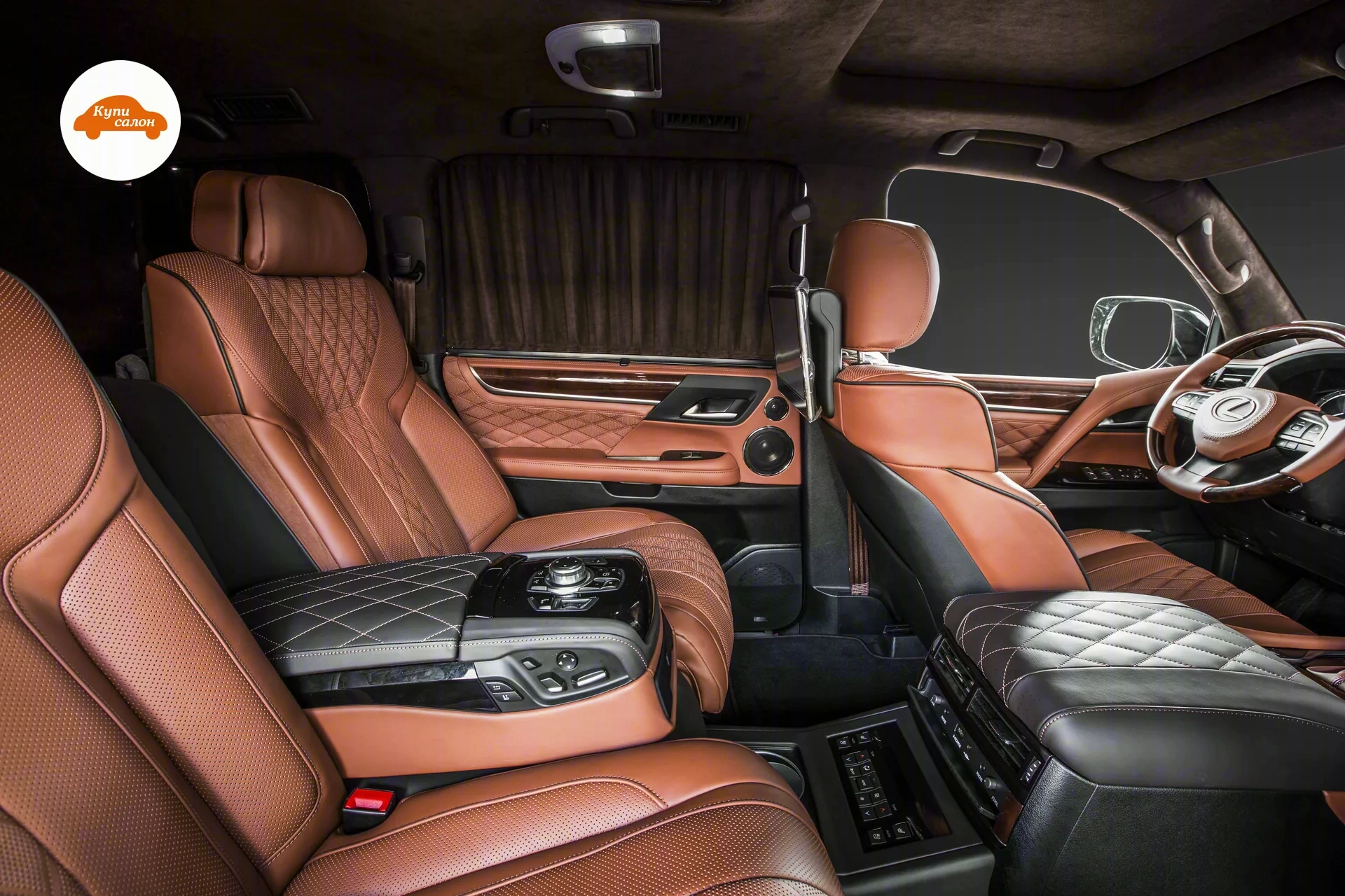 Lexus LX — Салон Lexus LX: коричневая кожа с зонами чёрной кожи, декоративная прострочка, коричневая алькантара на потолке