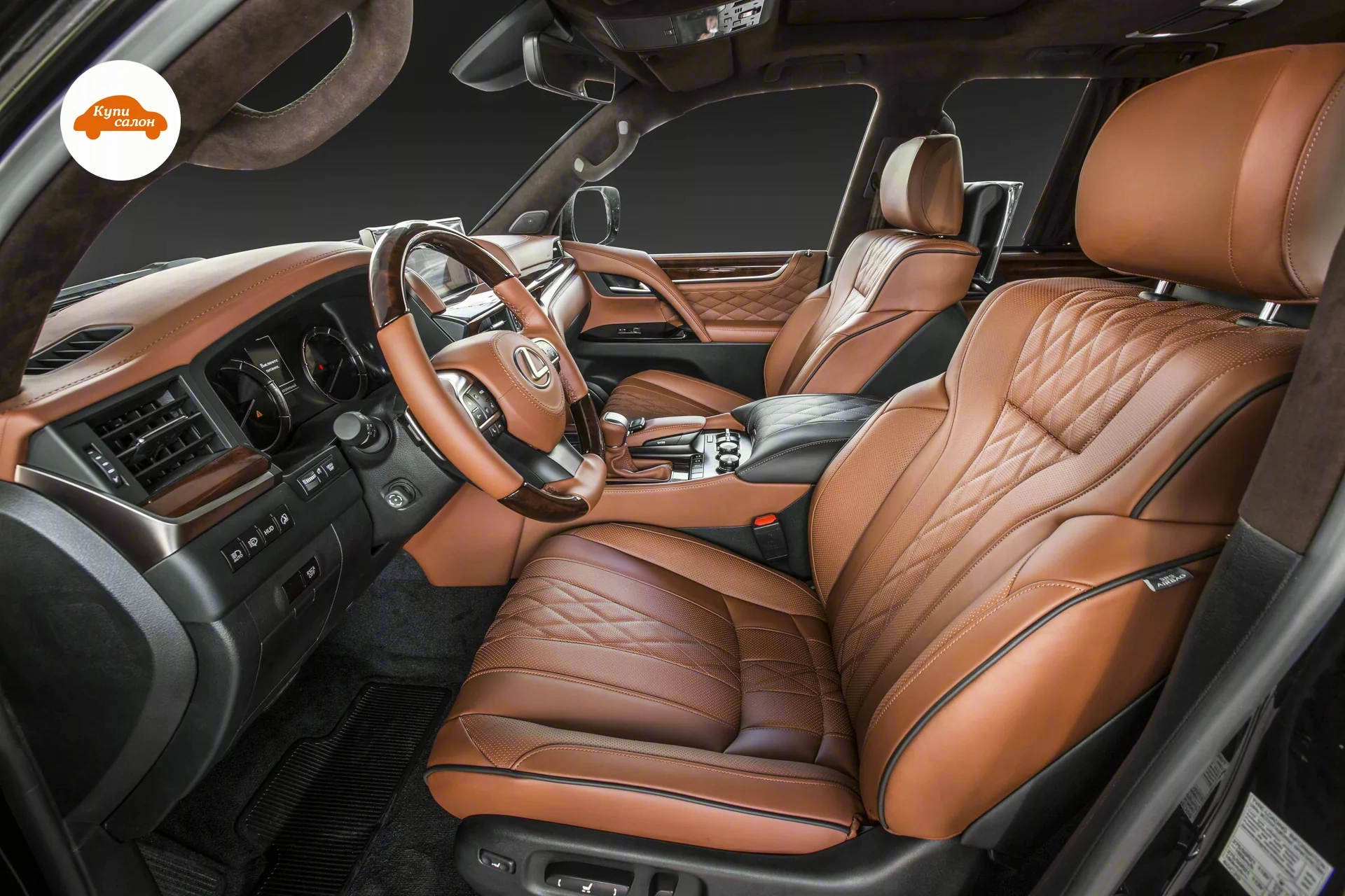 Lexus LX — Салон Lexus LX: сиденье и дверная вставка в коричневой коже с ромбовидной прострочкой и перфорацией, алькантара по верху