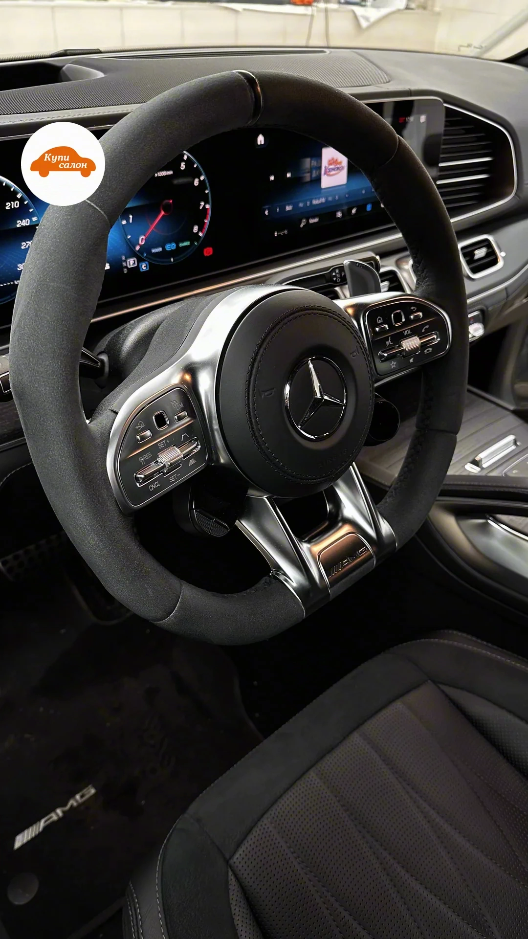 Руль Mercedes-Benz GLE в алькантаре рядом с красным сиденьем