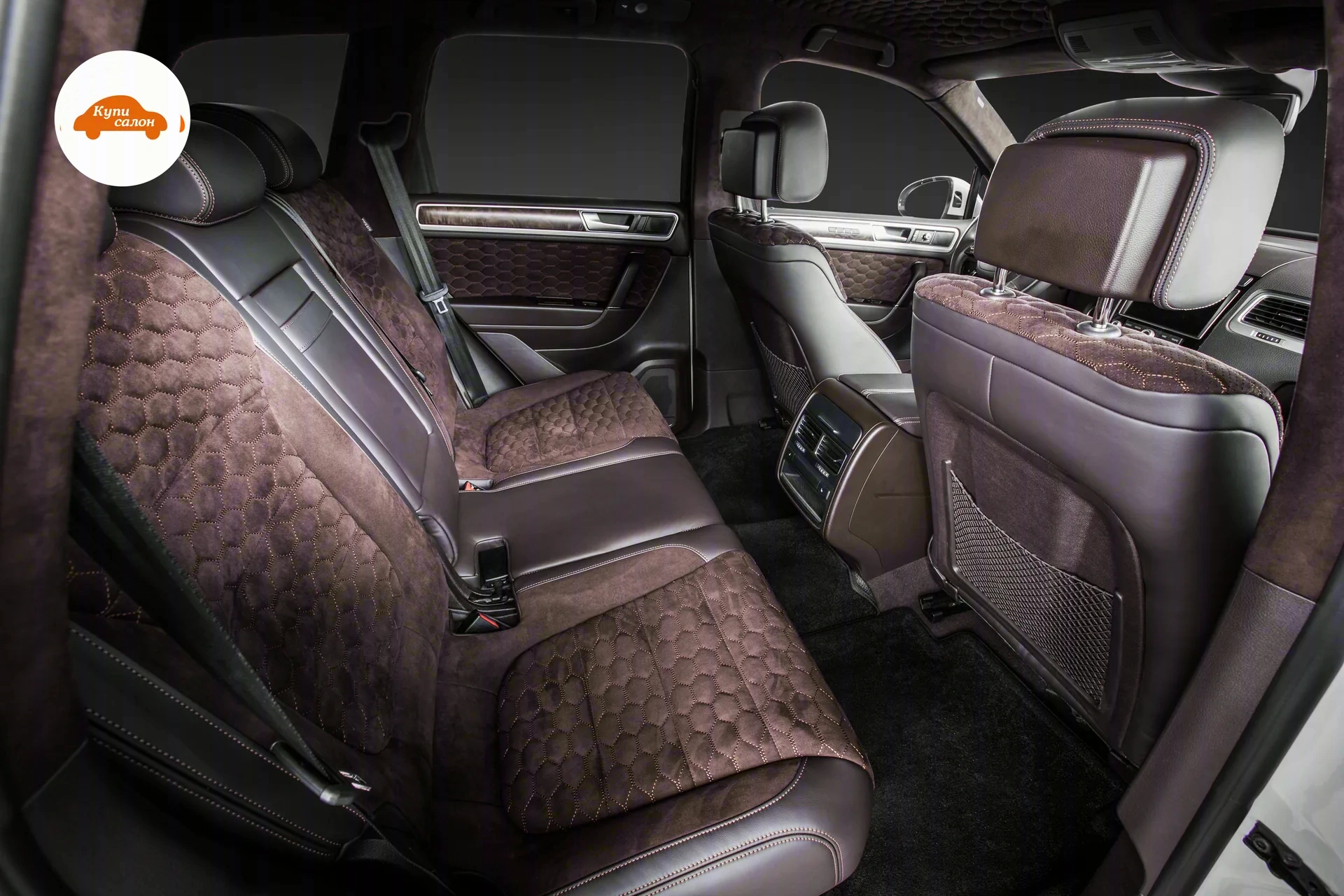 Volkswagen Touareg — Передние сиденья Volkswagen Touareg в коричневой коже и алькантаре с ромбовидной прострочкой — вид от водителя