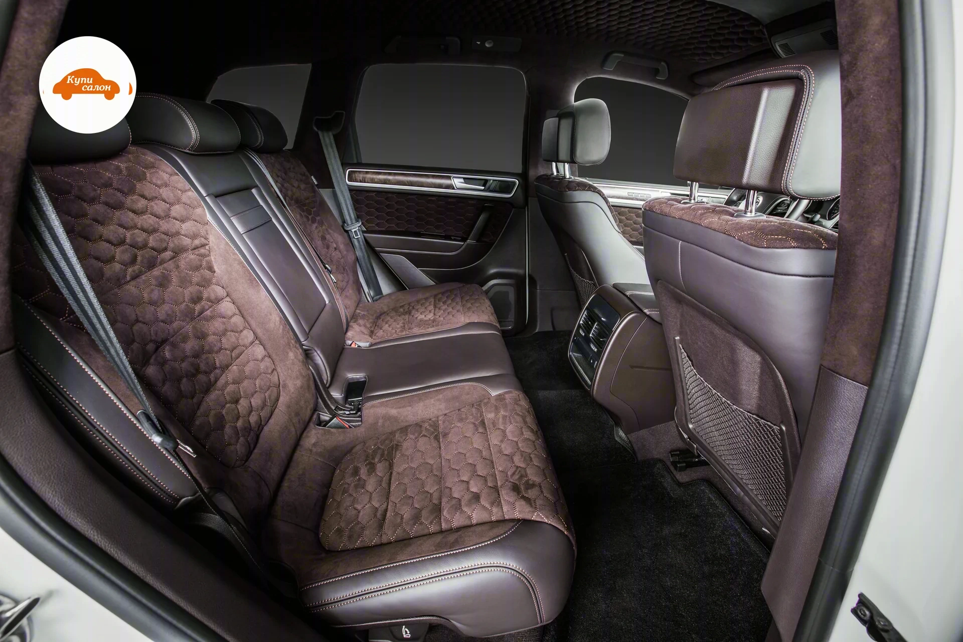 Volkswagen Touareg — Задний ряд Volkswagen Touareg: коричневая кожа и алькантара с декоративной прострочкой, потолок и стойки в тон, дверные карты перетянуты целиком