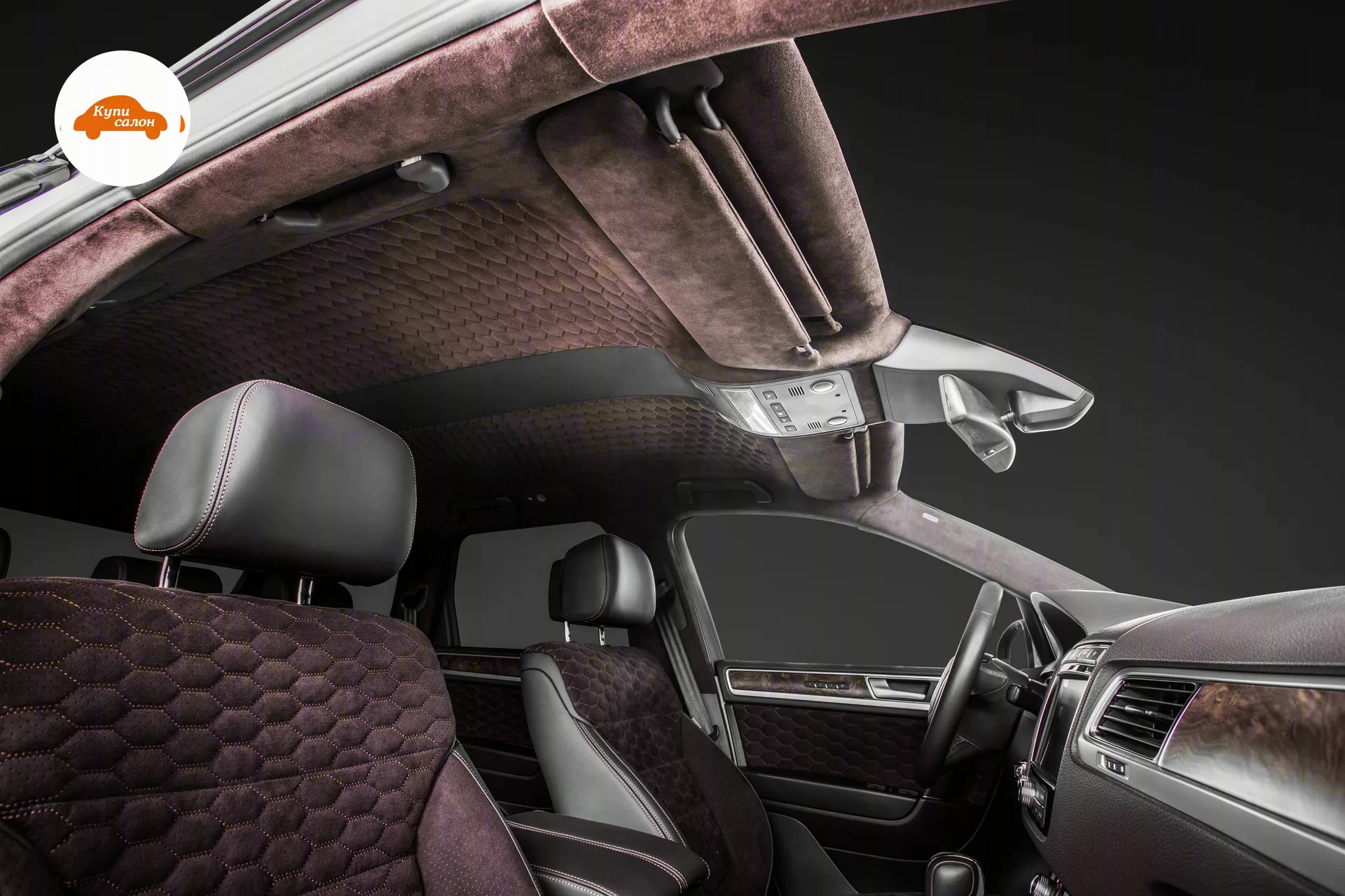 Volkswagen Touareg — Потолок Volkswagen Touareg в алькантаре, солнцезащитные козырьки и стойки в тот же материал, вставки дверей — алькантара