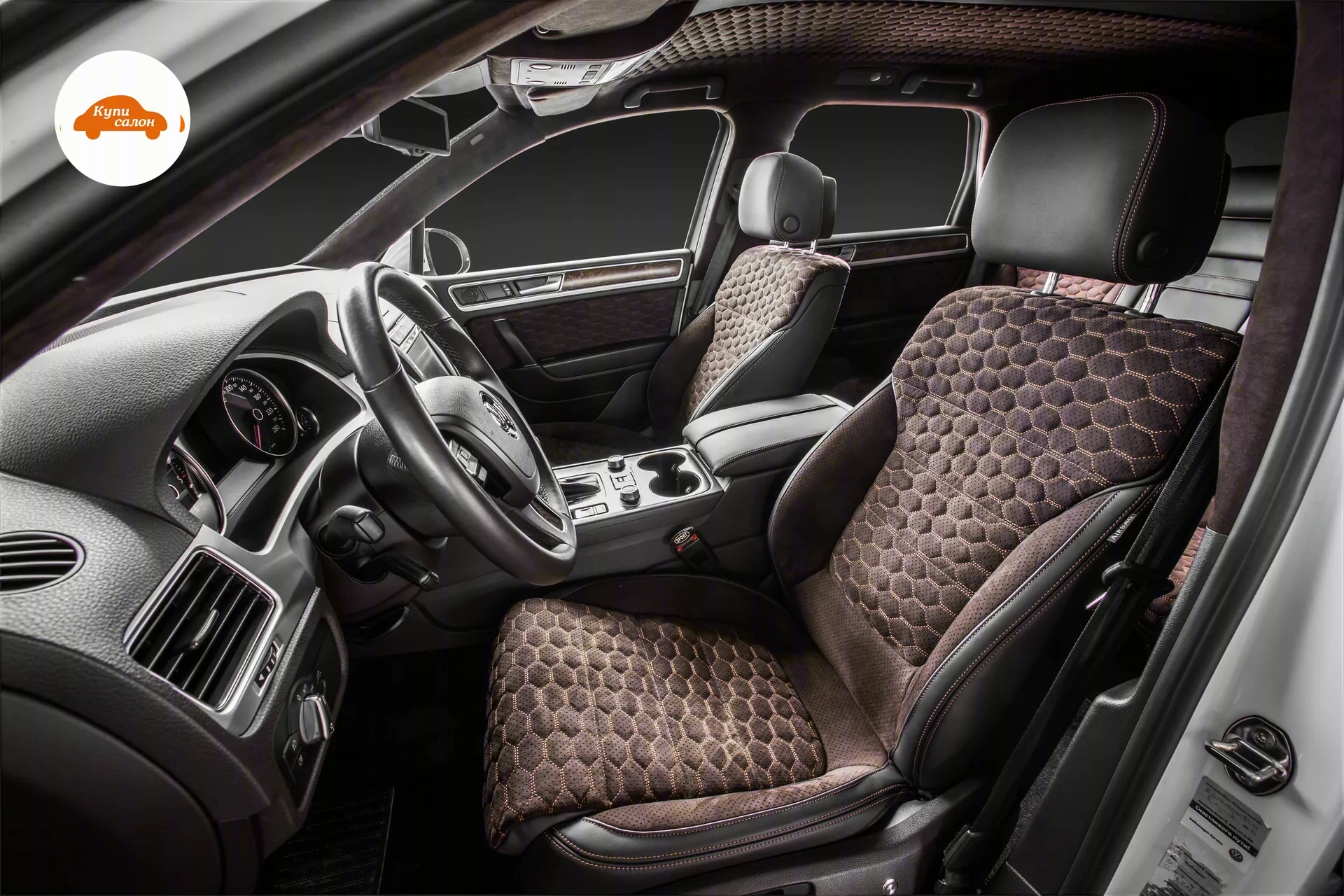 Volkswagen Touareg — Сиденья Volkswagen Touareg в коричнево-чёрной коже с сотовой перфорацией по центрам подушек и спинок, деревянные вставки на дверных картах