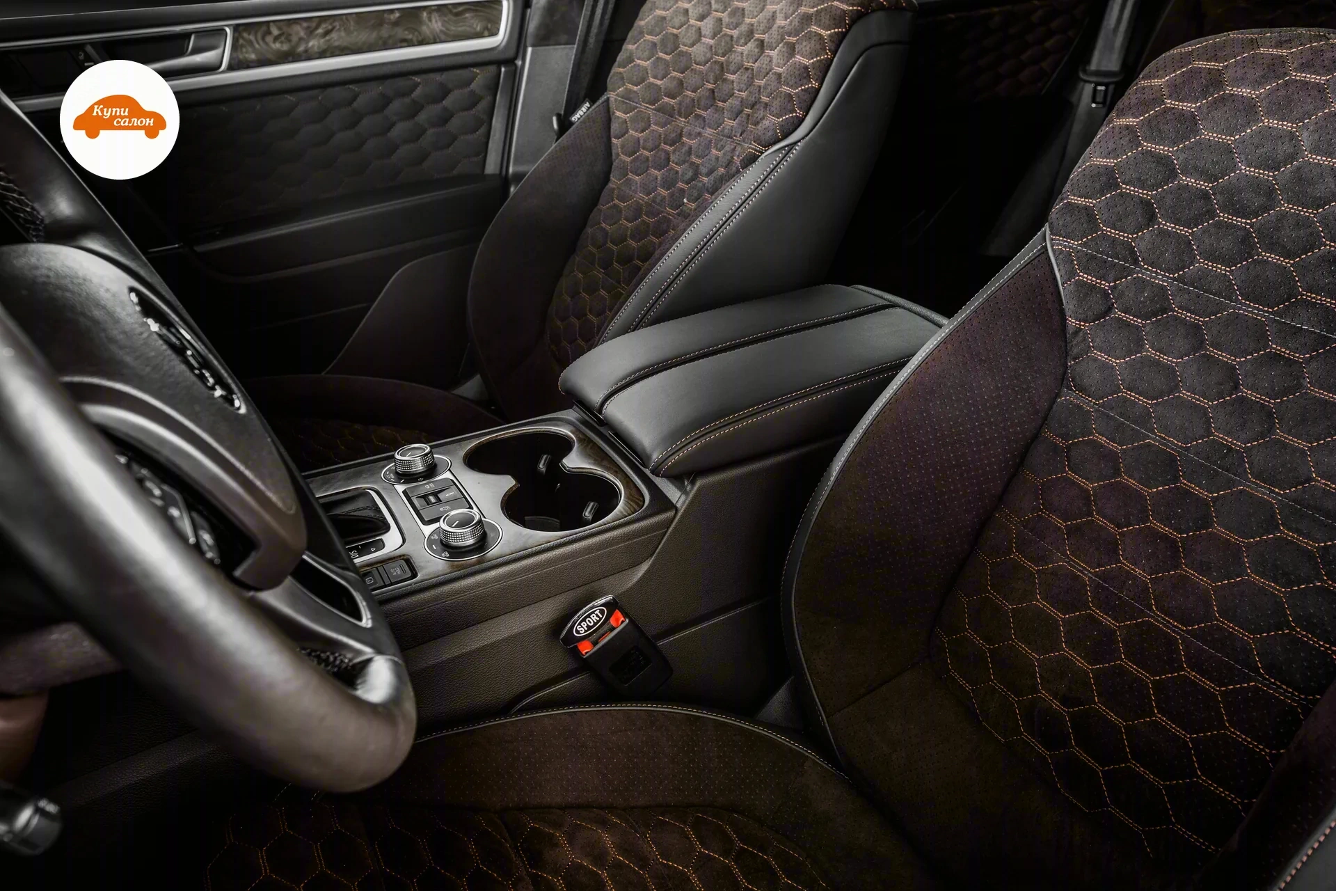Volkswagen Touareg — Кресло, центральный подлокотник и дверная карта Touareg: кожа и алькантара с декоративной прострочкой и перфорацией, в кадре центральная консоль и руль