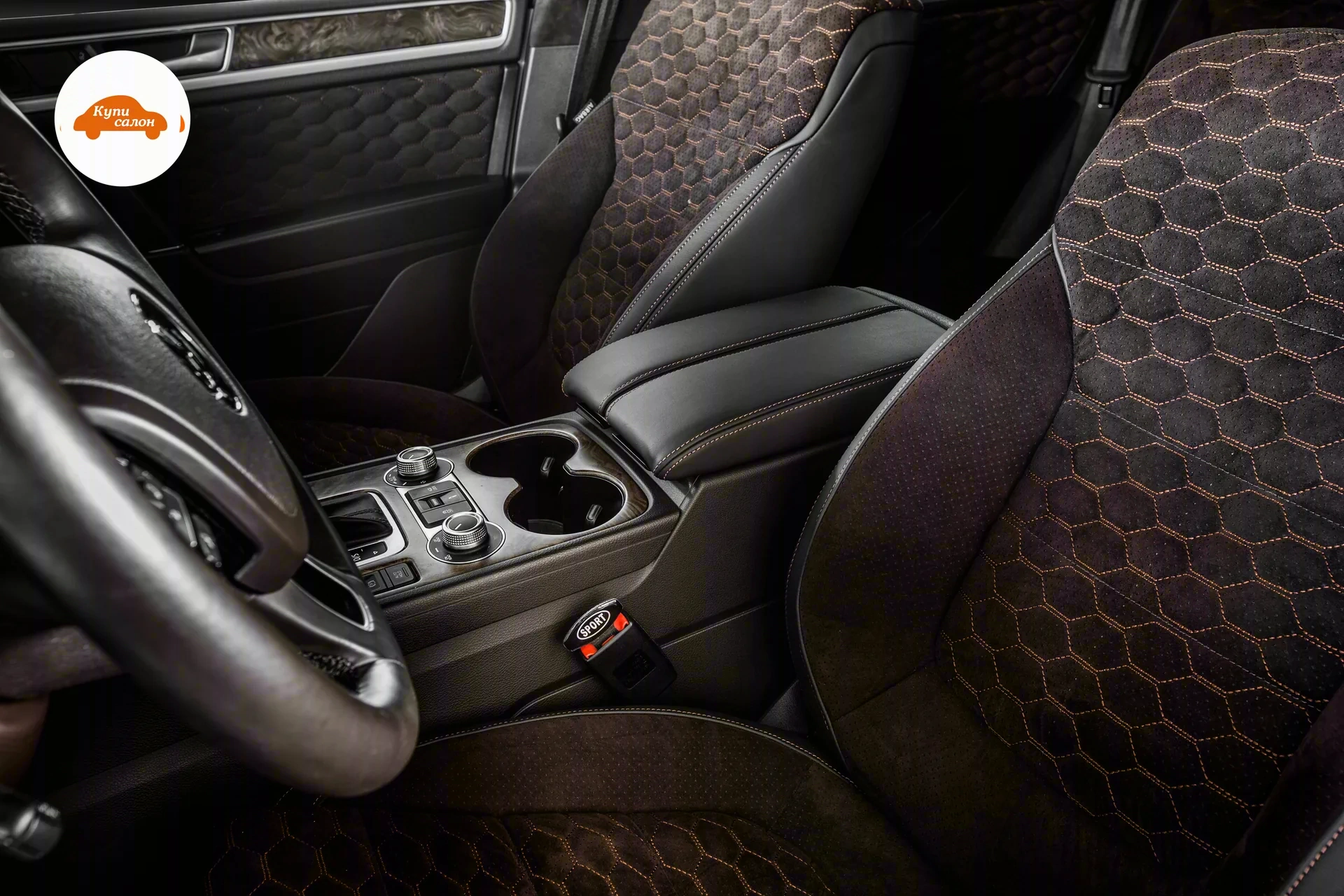Volkswagen Touareg — Сиденье и вставка двери Volkswagen Touareg: чёрная кожа и алькантара с коричневой декоративной строчкой и шестиугольной перфорацией в виде сот